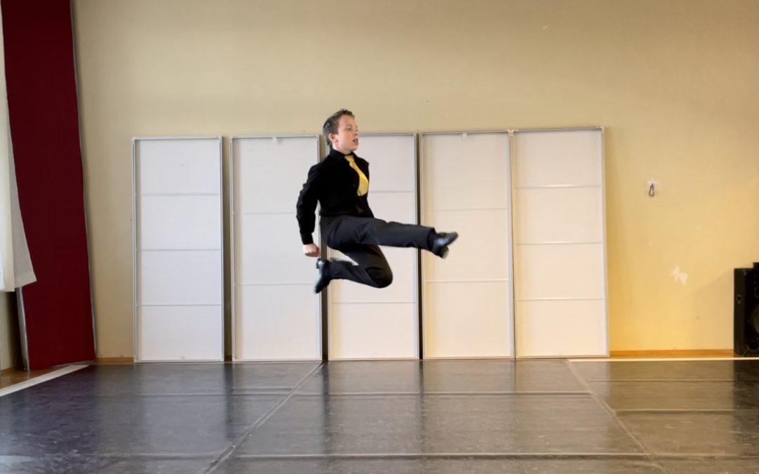 Felix Andel springt in der Tanzschule